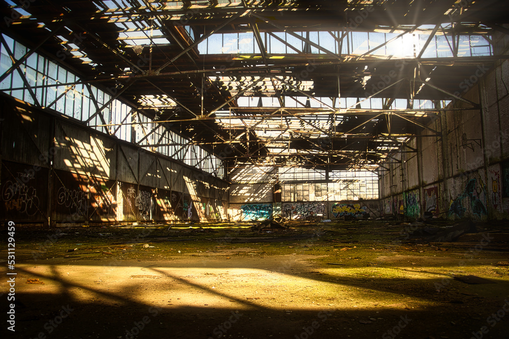 Alte Halle - Beatiful Decay - Abandoned - Verlassener Ort - Urbex / Urbexing - Lost Place - Artwork - Creepy - High quality photo	