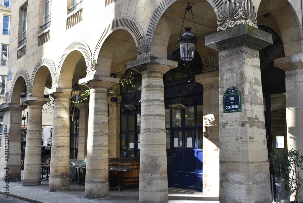 Rue à colonnade à Paris. France