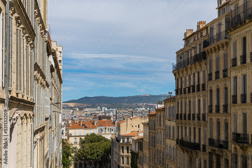Vue sur Marseille depuis les hauteurs du Boulevard André Aune, sur la montée vers la Basilique Notre-Dame de la Garde