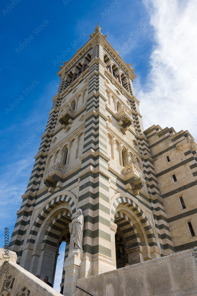 Vue sur la Basilique Notre-Dame de la Garde et sa Vierge à l'Enfant dorée Vue sur la Basilique Notre-Dame de la Garde et sa Vierge à l'Enfant dorée