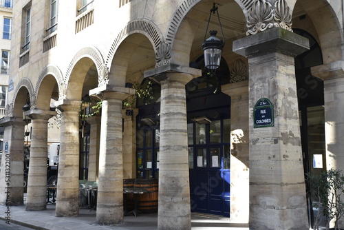 Rue à colonnade à Paris. France Fototapet