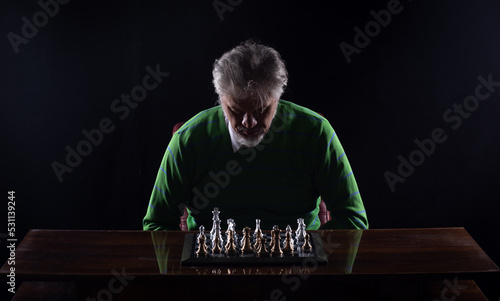 Foto grandmaster in a suit playing chess