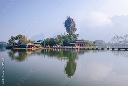 Myanmar, Hpa An - le monastère de Kyauk Kalap et sa pagode perchée sur un pic calcaire posé sur le lac.. © Criley