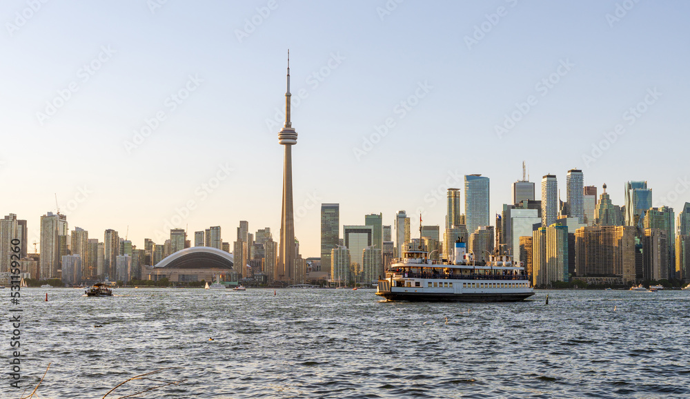Obraz premium Toronto City downtown skyline at sunset time. Toronto Island Ferry on inner Harbour. Ontario, Canada.