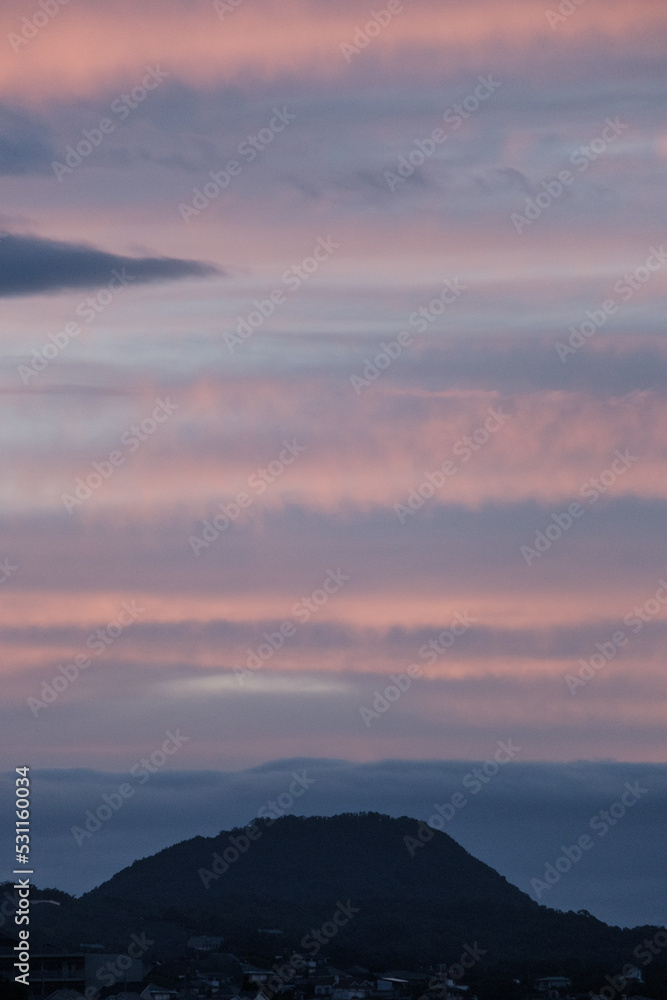 夜明け前の西宮の甲山。雲が太陽光に染まり美しいグラデーション