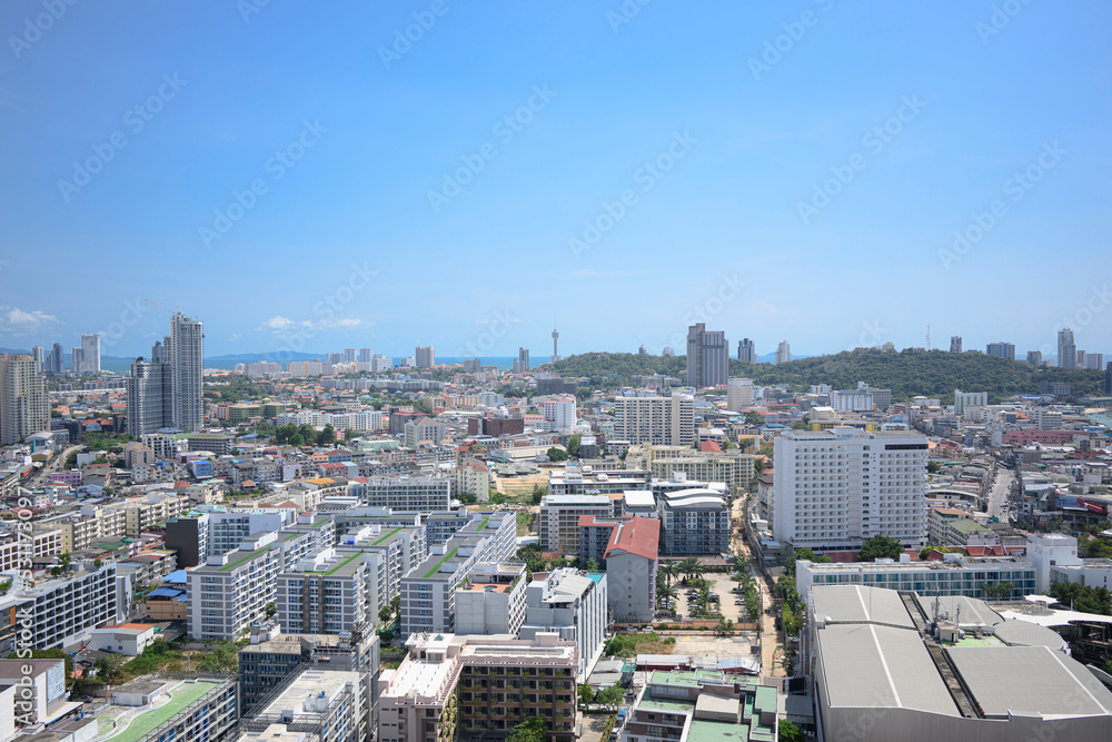 Fototapeta premium タイの観光地、パタヤの街並みと青空