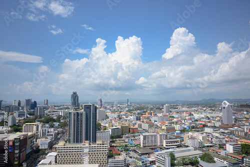 タイの観光地、パタヤの街並みと青空。ビルの屋上から