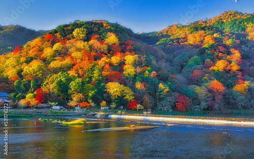 京都嵐山渡月橋の秋は紅葉に包まれます
