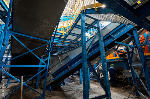 Foto Complex system of inclined belt conveyors. Waste sorting plant