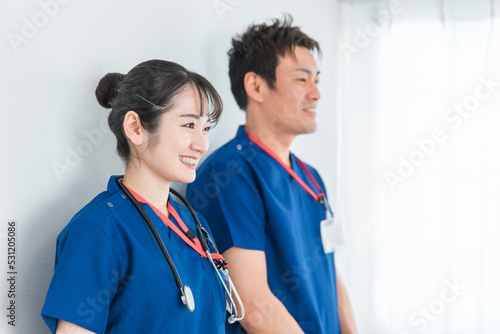 青いクリニックユニフォームを着た医療従事者の男女（医者・医師）
 photo