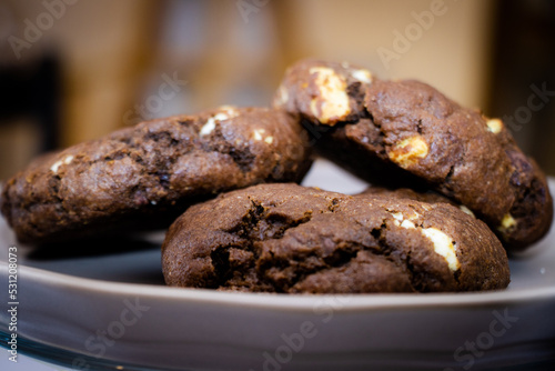 Close up a galletas de chocolate con chocolate blanco