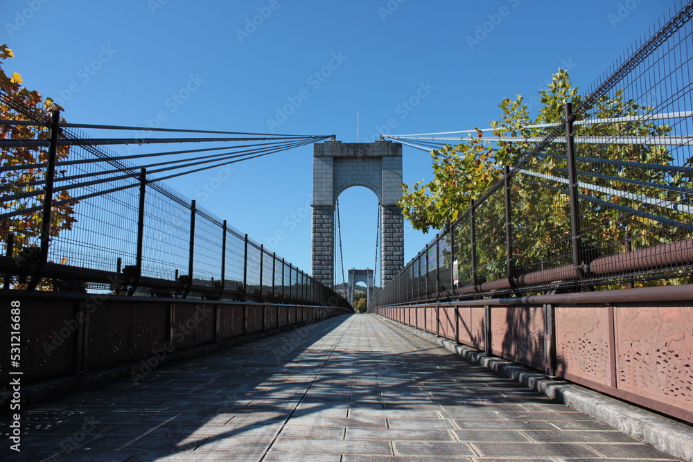 Fototapeta premium 力強く吊り橋を支える