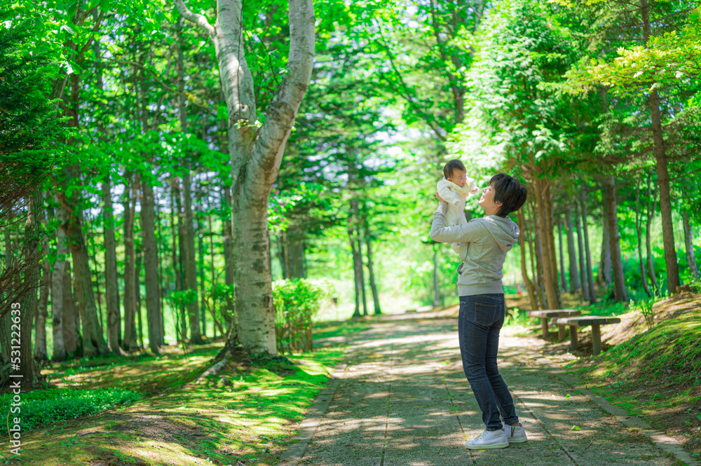 爽やかな緑と親子
