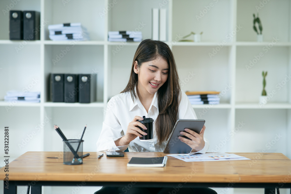 Asian businesswoman chatting with customers via laptop online Asian businesswoman chatting with customers via laptop online