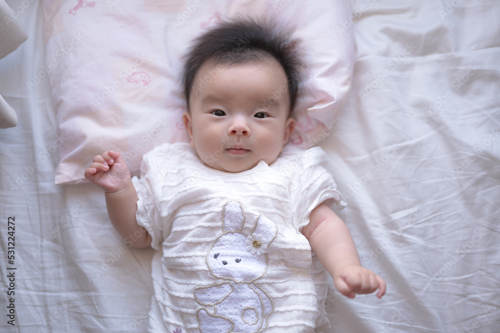 カーテンと遊ぶ赤ちゃん カーテンと遊ぶ赤ちゃん