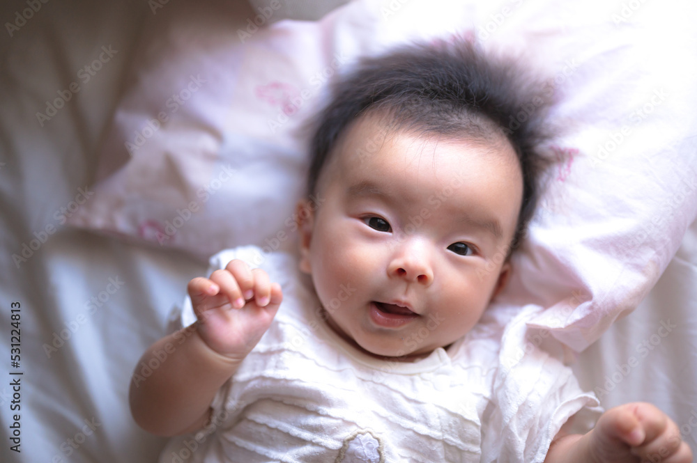 カーテンで遊ぶ赤ちゃん