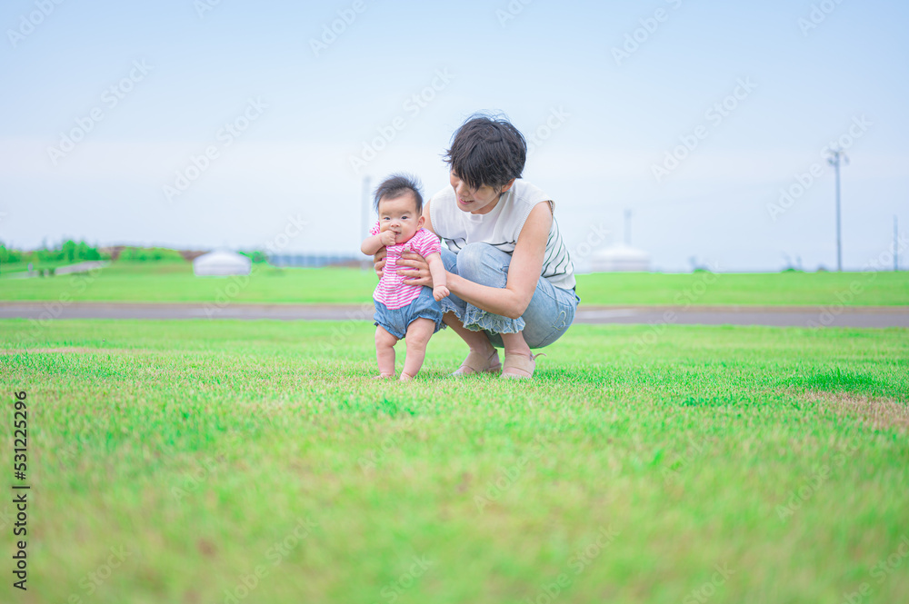立つ練習する赤ちゃん 立つ練習する赤ちゃん