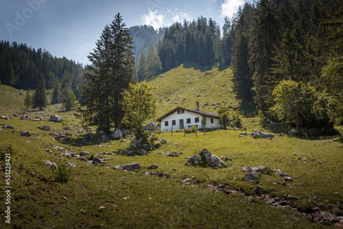 Berglandschaft mit Haus in den  Berchtesgadener Alpen am Jenner