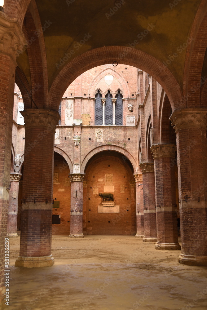 Innenhof des Palazzo Comunale in Siena