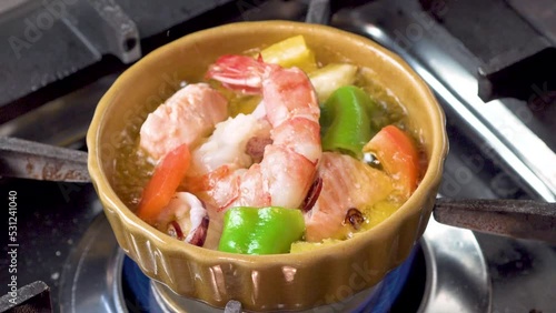 海老のアヒージョを加熱する