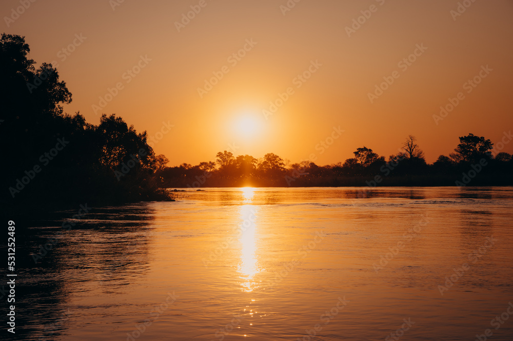 Romantischer Sonnenuntergang am Okavango, Namibia