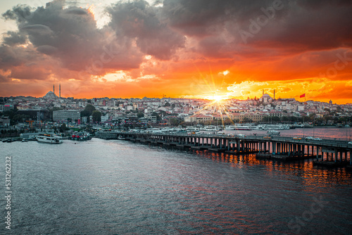Foto sunset over the harbor and bosphorus strait in Istanbul - Turkey