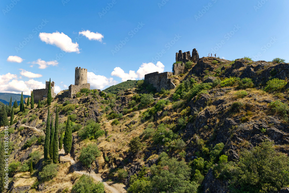 Vue sur les châteaux cathares en ruines de Lastours depuis l'Aude en Occitanie