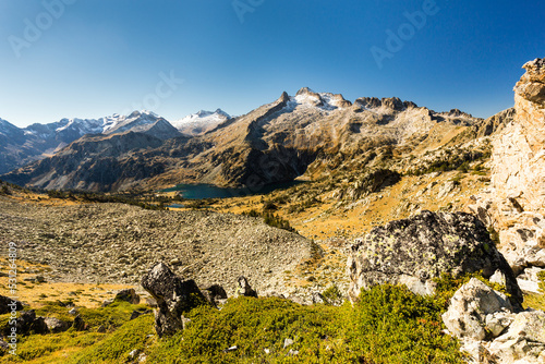 Panorama de lacs de montagne au pied de pics découpés sur fond de ciel bleu en automne. Lacs d'Aubert et d'Aumar, Pics de Néouvielle et Ramougn photo