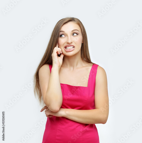 Tapet angry young woman grimacing and gesturing, girl clenching her teeth