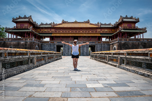 Turista mujer disfrutando la antigua ciudad imperial de Hue, patrimonio de la humanidad por la UNESCO	 photo