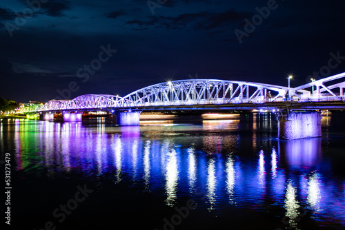 Puente Cầu Trường Tiền reflejando su luz en el Río Perfume, en la ciudad de Hue, Vietnam photo