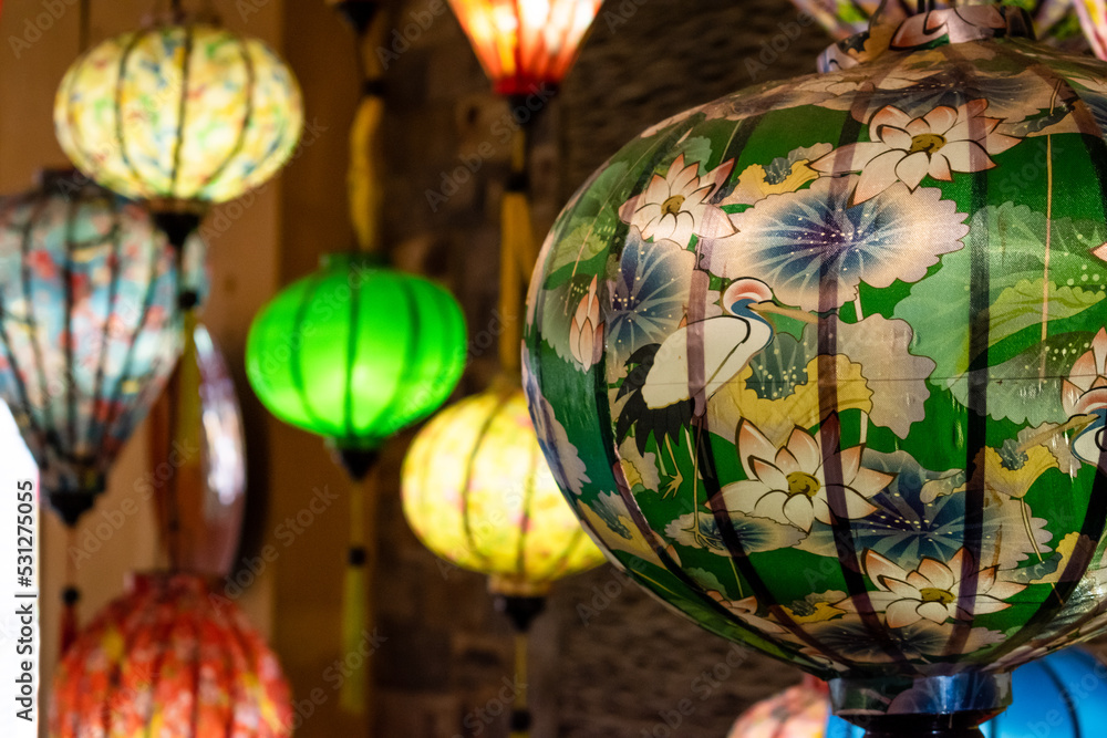 Lámparas coloridas y tradicionales de la ciudad de Hoi An, en Vietnam