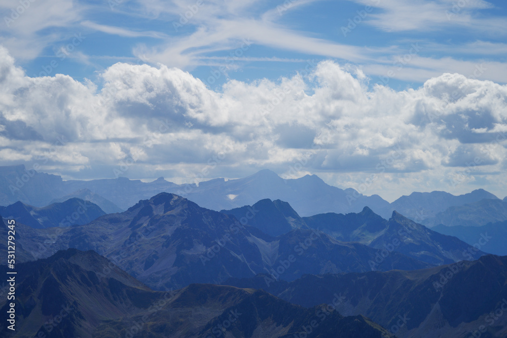 Superbe panorama sur la chaîne des Pyrénées et la brèche de Roland depuis le Pic du Midi