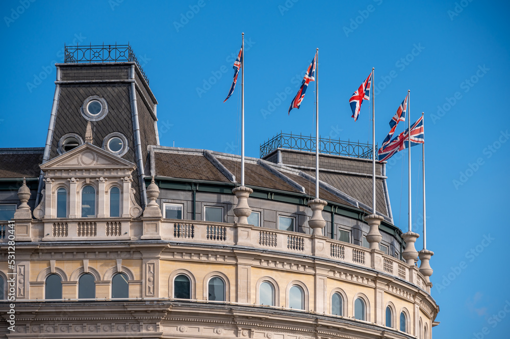 Obraz premium Grand buildings along trafalgar square in England.