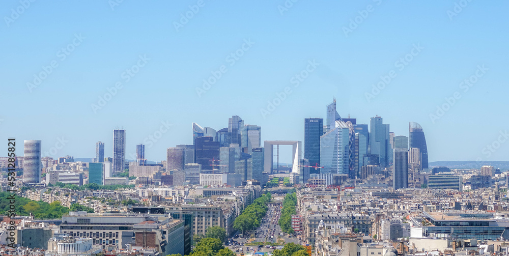 Hermosa vista de la Defense París Francia con un increíoble cielo azul