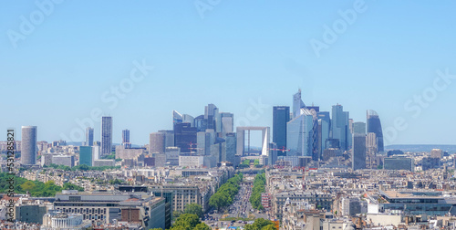 Hermosa vista de la Defense París Francia con un increíoble cielo azul