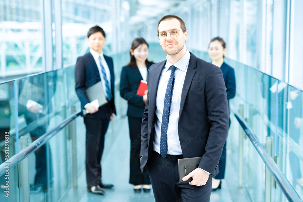 男性を中心としたビジネスチーム 