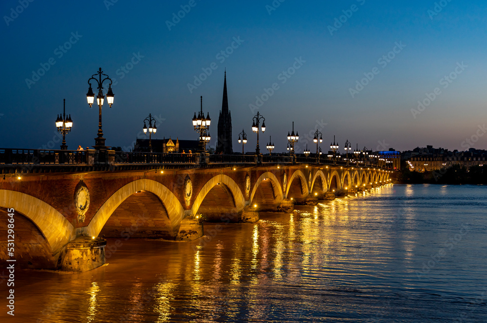Bordeaux Städtetrip: die Brücke Pont de pierre über die Garonne am Abend in toller Lichtstimmung zur blauen Stunde