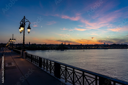 Bordeaux Städtetrip: die Brücke Pont de pierre über die Garonne am Abend in toller Lichtstimmung zur blauen Stunde © Frank Lambert