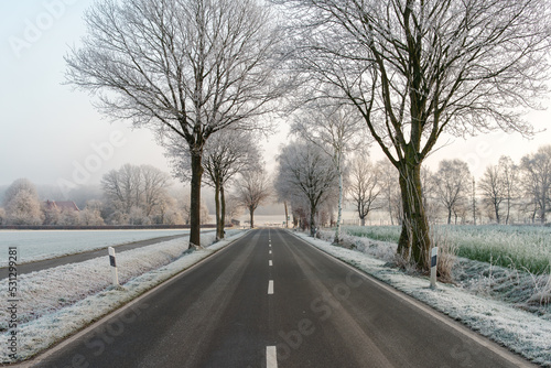 Winterliche Straße © Raphael