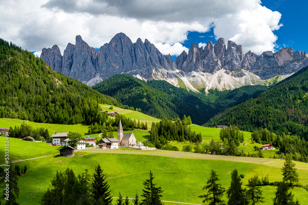 Φωτογραφία Saint Magdalena church of Villnöß (Funes) in South Tyrol in northern Italy with