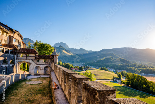 Les remparts de la Cité médiévale de Gruyères en Suisse photo