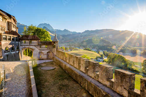 Les remparts de la Cité médiévale de Gruyères en Suisse