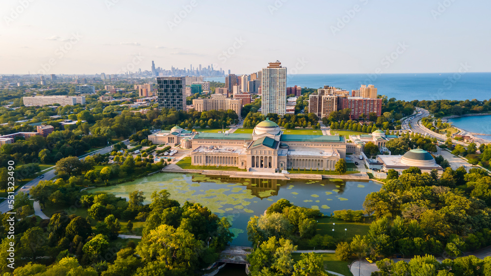 Obraz premium Chicago, IL USA September 16th 2022: Aerial drone footage of the Chicago Museum of Science and industry during the summer time. the view from above is beautiful with the lake water full of life