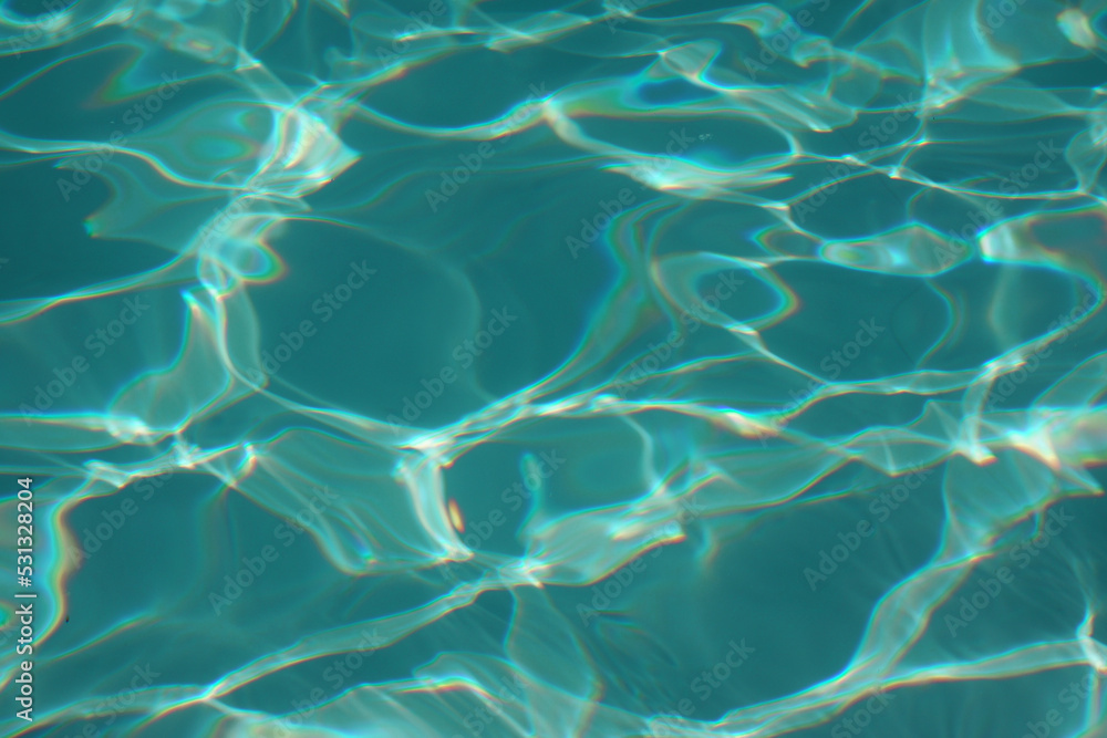 Spiegelungen und Reflexionen auf der Wasseroberfläche. Das Wasser ist türkisfarben. Spiegelungen und Reflexionen auf der Wasseroberfläche. Das Wasser ist türkisfarben.