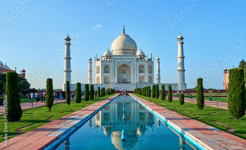 фотографія beautiful view of the summer Taj Mahal