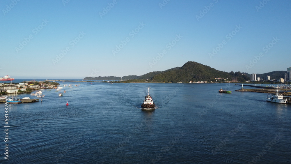 Obraz premium itajai porto harbor ship cargo
