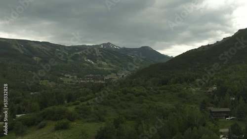 Wallpaper Mural Aspen Snowmass parallax zoom out aerial of mountain and neighborhoods in summer Torontodigital.ca