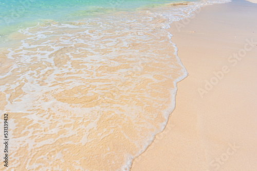 美しいビーチの波打ち際 © kurosuke