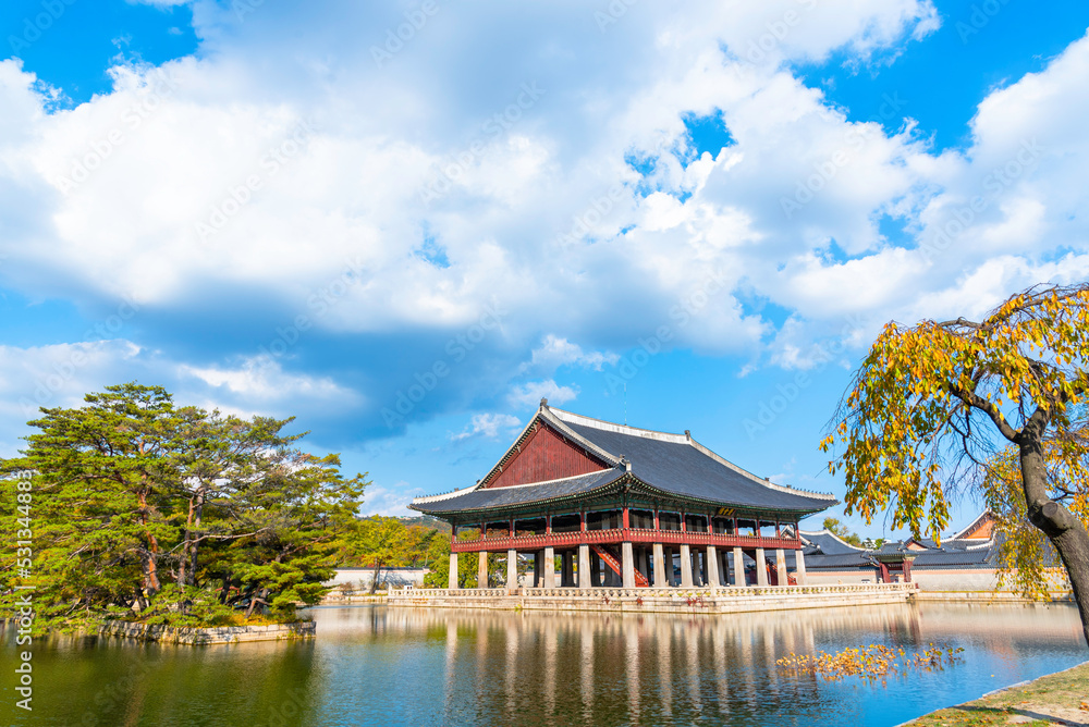 Naklejka premium Gyeongbokgung Palace In autumn it is beautiful with blue sky and clouds that move and no people.